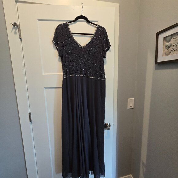 Beautiful floor length gown! - Picture 1 of 3